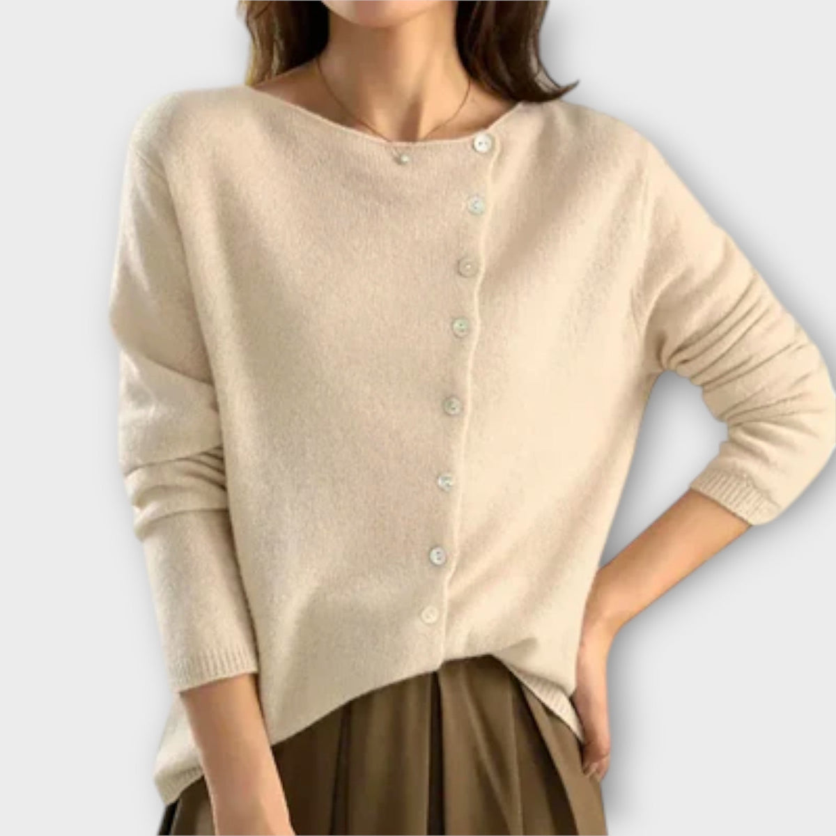 Tereza – Elegáns pulóver aszimmetrikus gombolással
